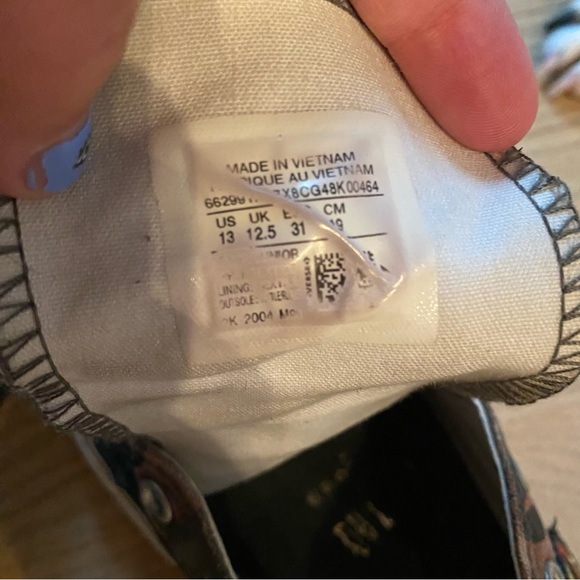 Hi top converse camouflage toddler/little kid size 13 with patches sneakers - Picture 9 of 9